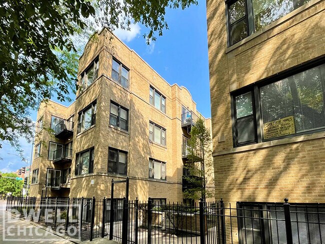 Building Photo - 3352 W Wilson Ave