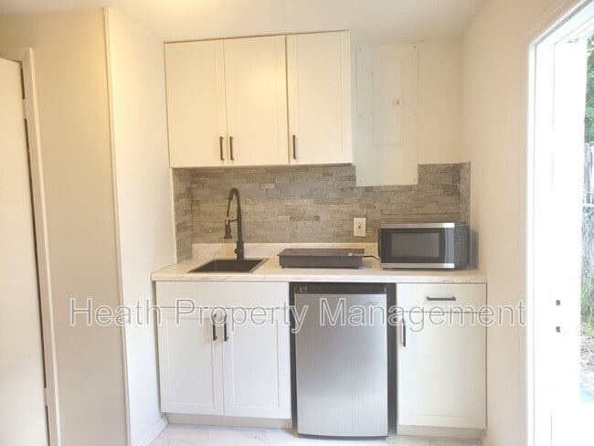 Building Photo - 3330 Rosefield Dr