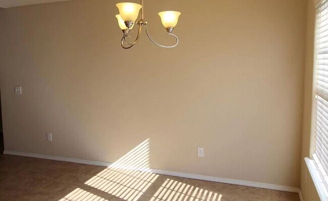 Building Photo - Stunning 4 Bed 2 Bath Home on Quiet Street!