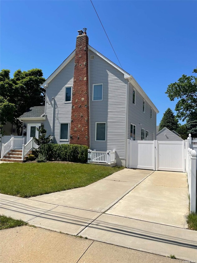 Primary Photo - 128 Linden St