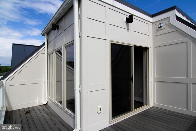 Building Photo - 105 E Reed Ave