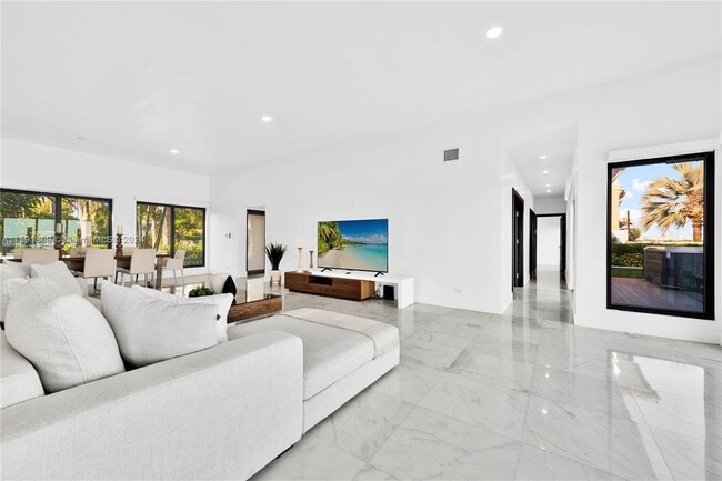 Building Photo - 1353 Bay Terrace