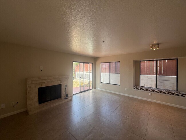 Foto del edificio - Beautiful 4B/2.5BA House in Vista w/ Attac...