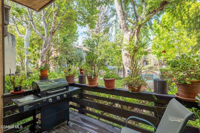 Foto del edificio - 21901 Burbank Blvd