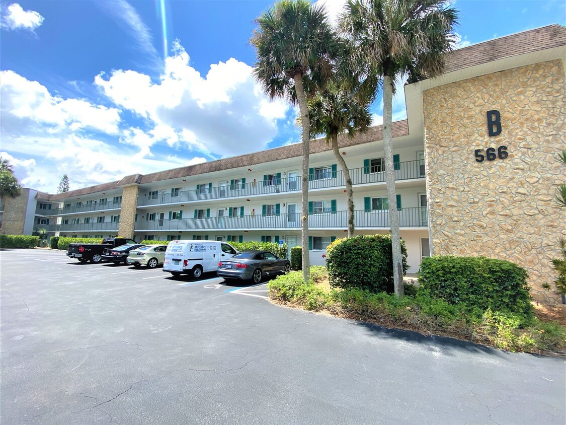Foto principal - ** GOLF VIEW MANOR ** 2 BED / 2 BATH - FIR...