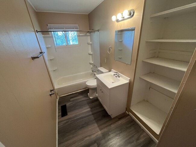 Building Photo - 1422 Honeybee Dr