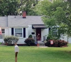 Building Photo - 2803 Robin Hood Dr