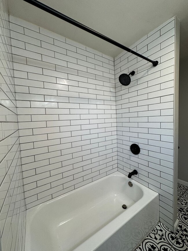 Building Photo - Beautiful Freshly Renovated 2bd 2ba House