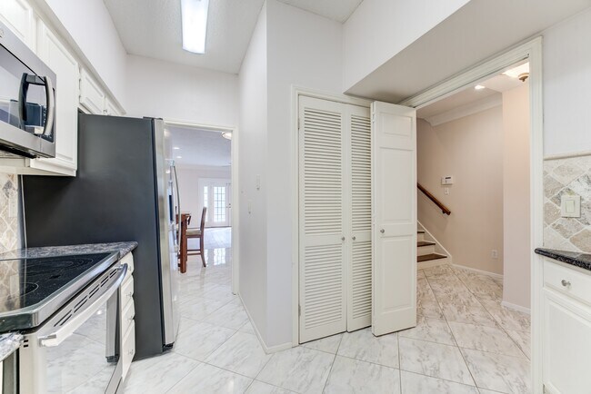 Foto del edificio - 1039 Fountain View Dr