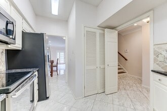 Building Photo - 1039 Fountain View Dr