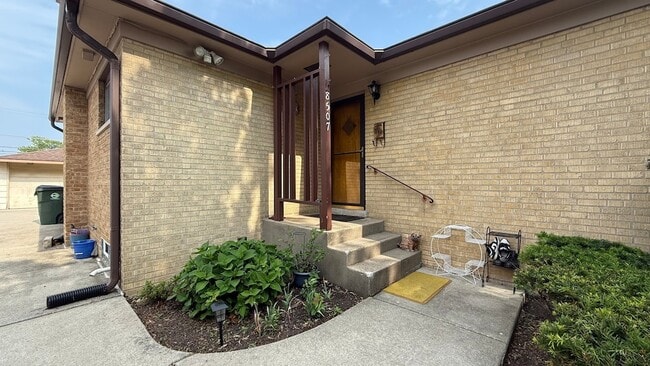 Building Photo - 8507 N Olcott Ave