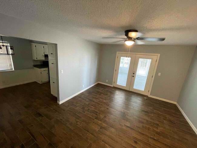 Building Photo - 635 W Shepherd Dr