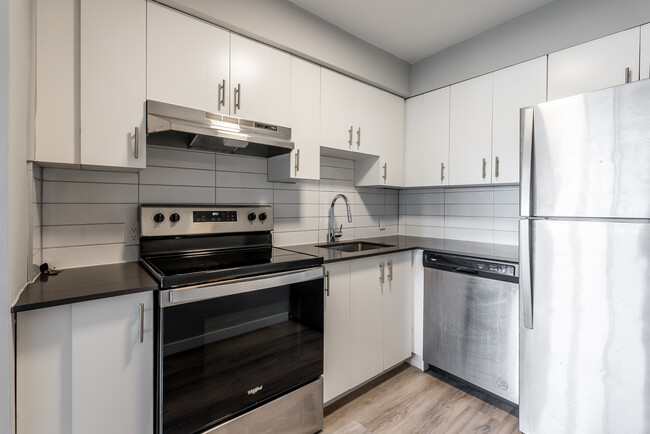 Kitchen - 4850-4860 Bourret