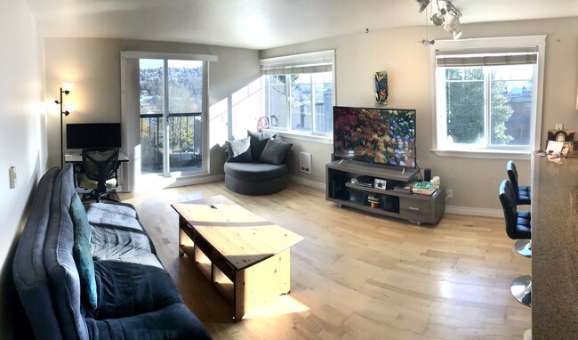 Sala de estar orientada al sur - 2200 Thorndyke Ave W