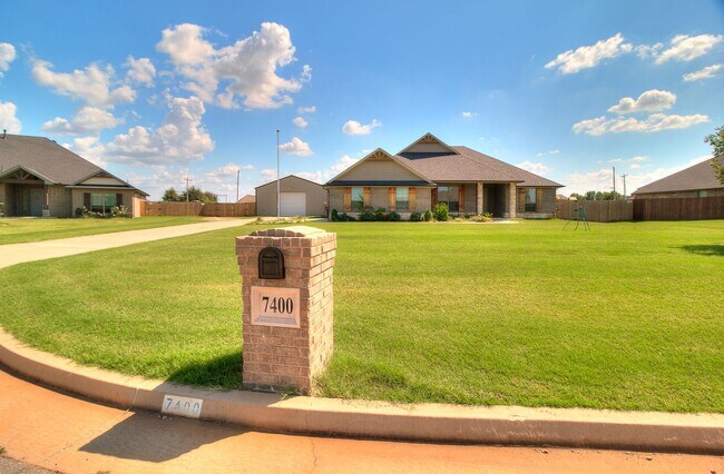 Foto del edificio - 3 Bed, 2 Bath Home with Bonus Office and  Huge Workshop