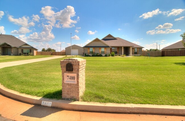 Foto del edificio - 3 Bed, 2 Bath Home with Huge 20x140 Ft Wor...