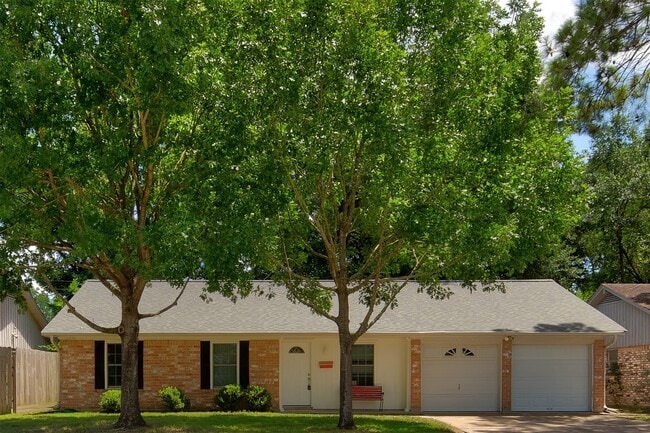 Foto del edificio - 7115 Drowsy Pine Dr