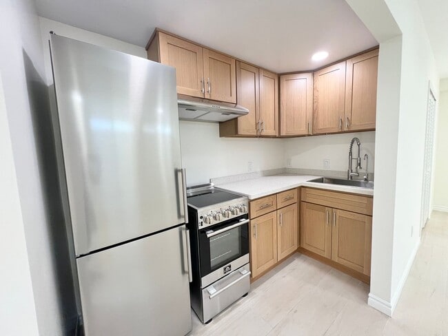 Building Photo - Fully Renovated Belmont Heights Studio Apa...
