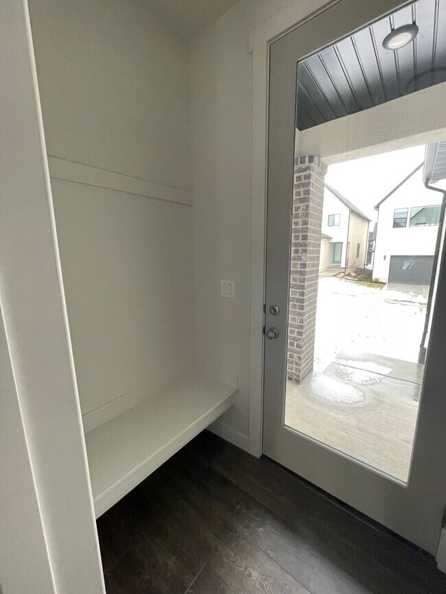 Foto del edificio - Modern home!