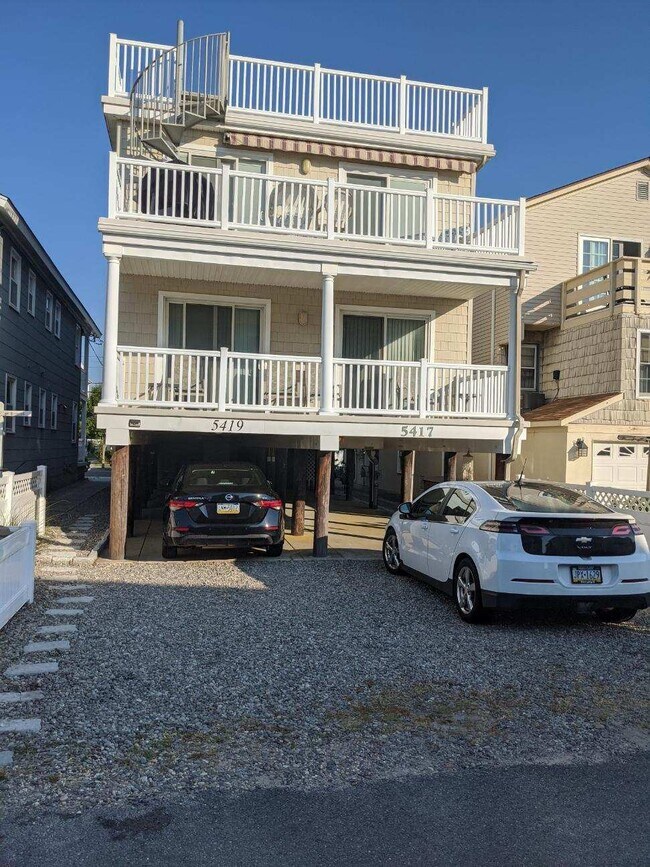 Estacionamiento cubierto y terraza trasera - 5417 Asbury Ave