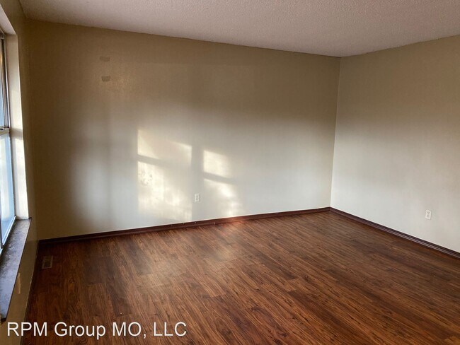Building Photo - 3 br, 1.5 bath House - 2466 S. National