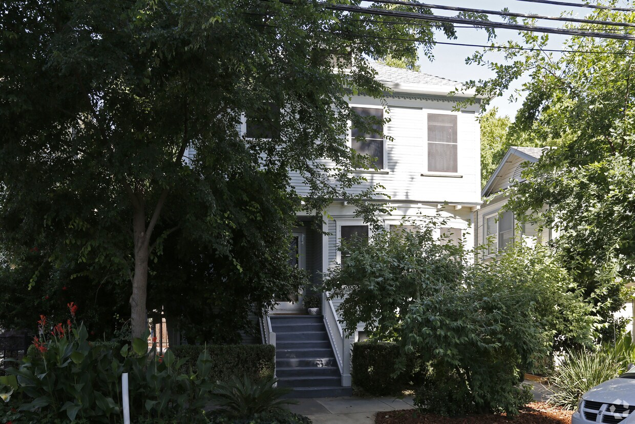 Building Photo - 912 24th St