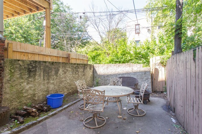 Foto del edificio - 5 br, 2 bath House - 1739 FONTAIN ST