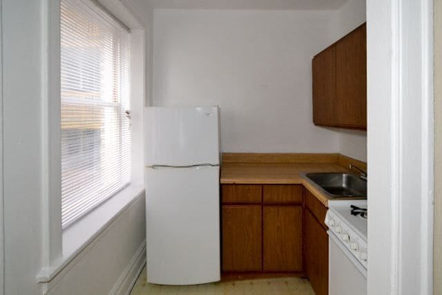 Building Photo - 653 W Belmont Ave