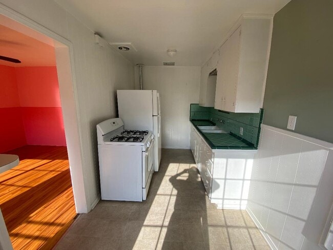 NOOK-KITCHEN-LIVING ROOM - 824 Pearl St