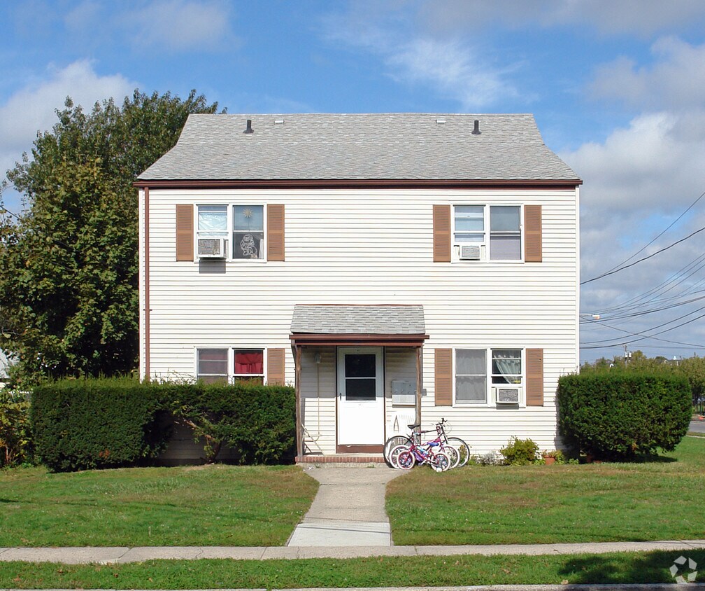 3041 Amity St, Patchogue, NY 11772 Apartments in Patchogue, NY