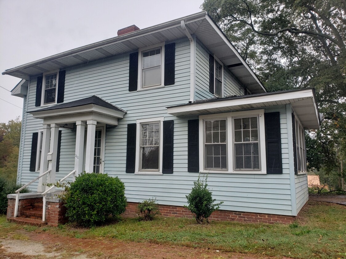 Primary Photo - 210 Lavinia Ave