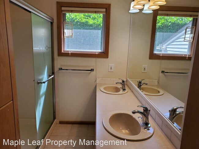 Building Photo - 3 br, 2.5 bath House - 10001 SE 25th St.