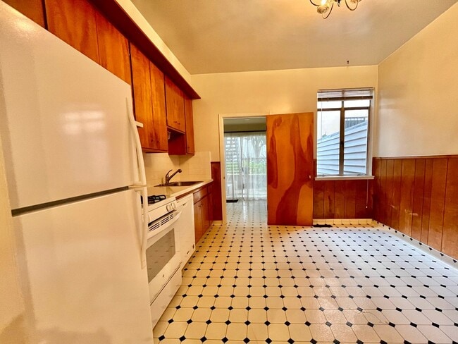 Building Photo - Prime Cow Hollow Location with Parking, Pr...