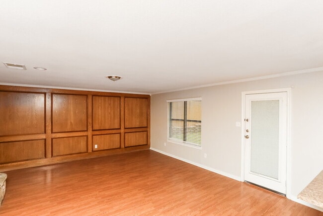 Building Photo - 919 Highcrest Dr