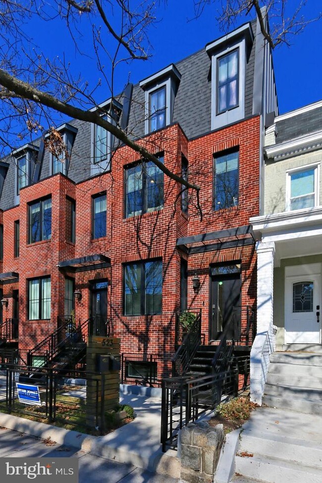 Foto del edificio - 523 Longfellow St NW