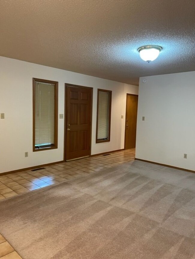 Building Photo - Great Location & Fabulous Back Yard!