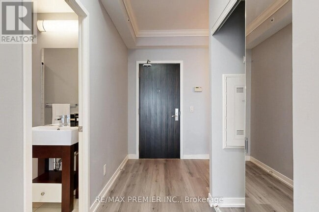 Building Photo - 840 Queens Plate Dr