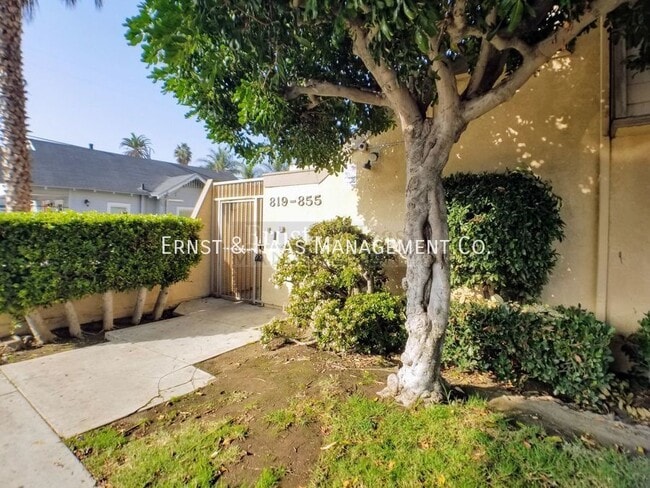 Building Photo - Upgraded 2 Story Townhome with Balcony and...