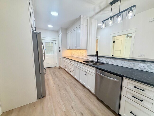 Foto del edificio - Magnolia Drive is Ready for YOU!