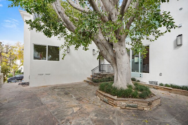 Foto del edificio - 1948 N Alexandria Ave