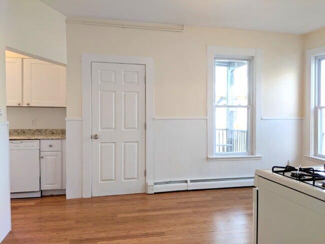 Building Photo - 21 Thorndike St