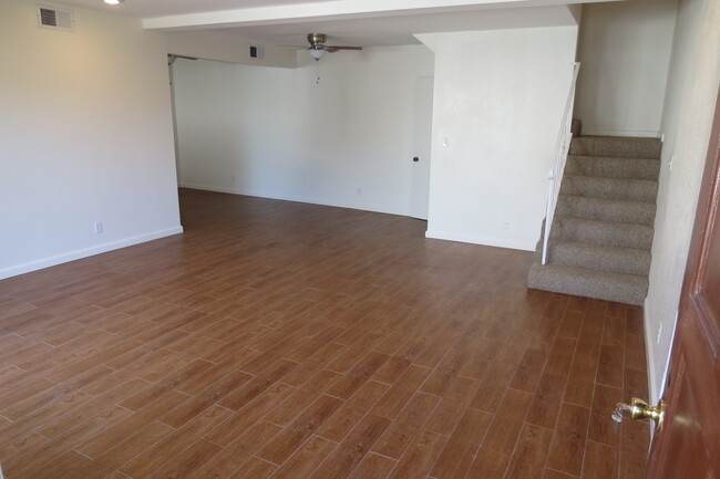 Building Photo - 957 E Providencia Ave