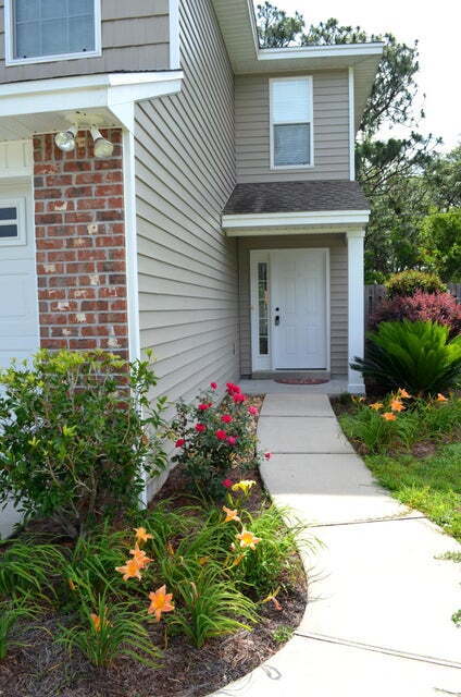 Building Photo - "Charming 3-Bed home with 2.5 Baths in the...