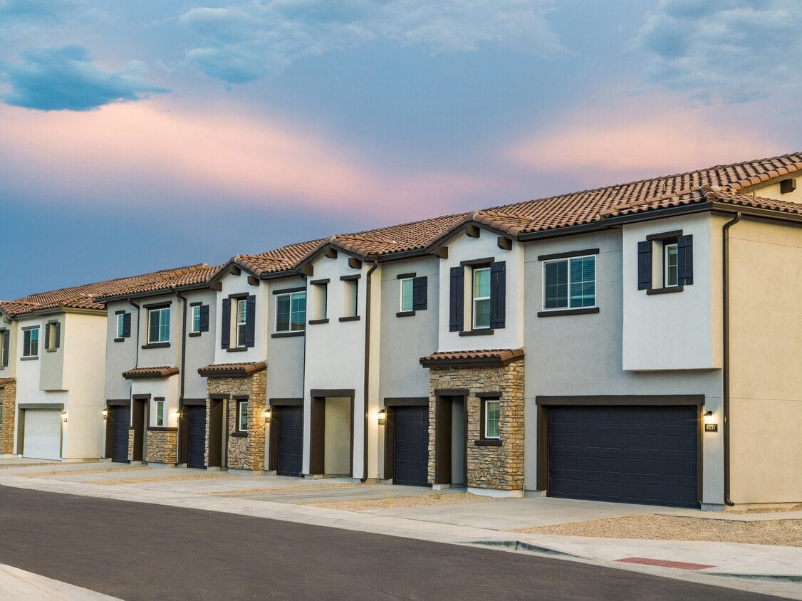 Welcome to Amavi Aster Ridge, where your furry friends are embraced! Explore our landscaped grounds designed for both you and your beloved pets. - Amavi Aster Ridge