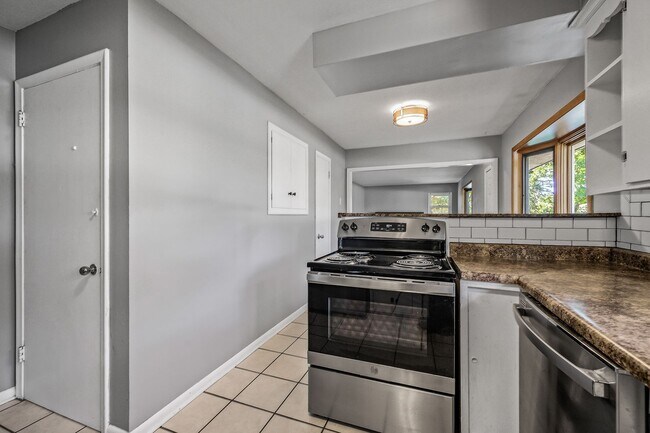 Building Photo - Gorgeous Shoreview House 3BR/1 Bath  Available Early May!