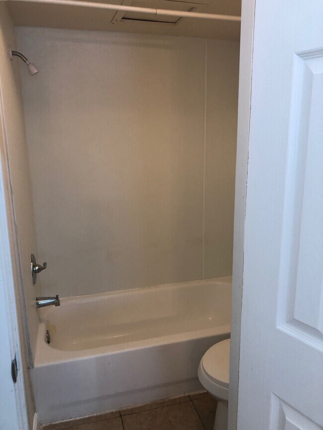 Foto del edificio - 716 Memorial Mews St