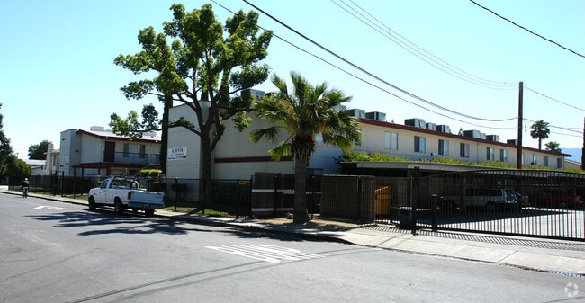 Building Photo - Robin Lane Apartments