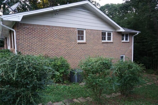 Foto del edificio - 3140 Oak Dr