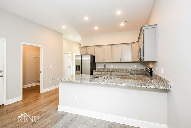 Building Photo - 5353 Lynnland Terrace