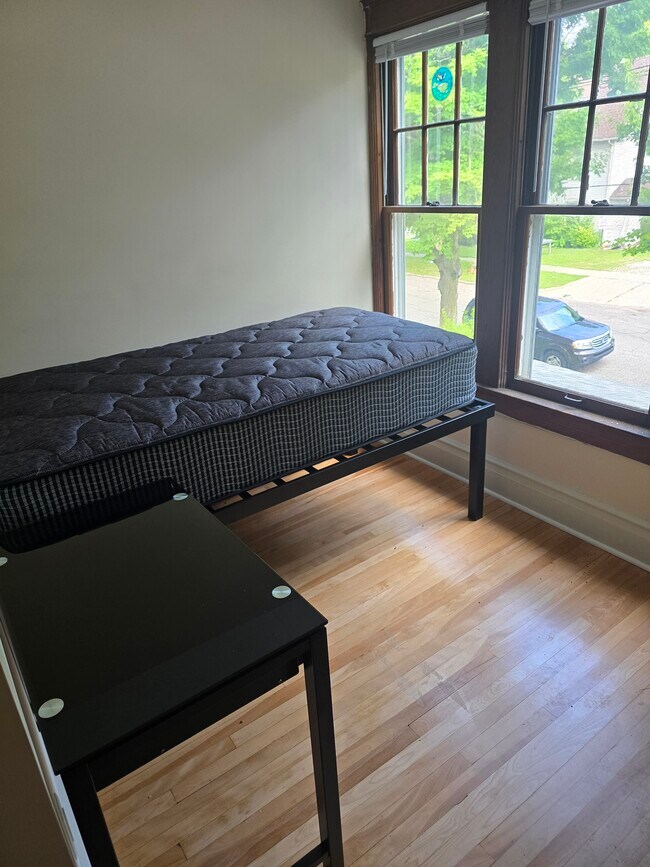 Foto del edificio - 712 Dewey Ave